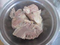 食欲满满的脊骨炖土豆做法图解1)
