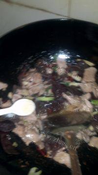 家常菜木耳炒肉片做法图解12)