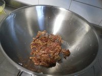 美味可口的雪里红炒肉做法图解3)