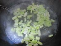 下酒菜芹菜花生米做法图解4)