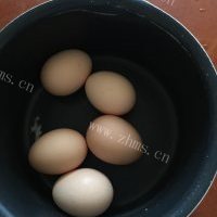 热腾腾的五香茶叶蛋的做法图解一
