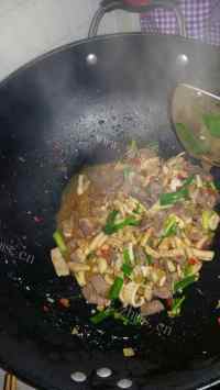 好吃的酸辣鸡杂蛋炒饭做法图解9)