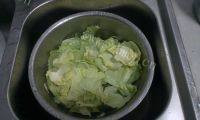 家常菜爆炒圆白菜做法图解2)
