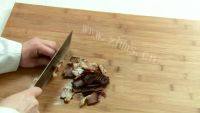家常菜萝卜干炒腊肉做法图解1)