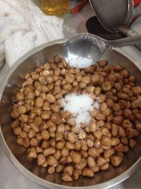 下酒菜香酥花生米做法图解8)