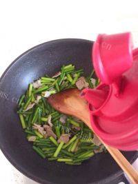 家常菜蒜薹炒肉做法图解7)