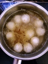 美味的咖喱鱼丸汤做法图解4)