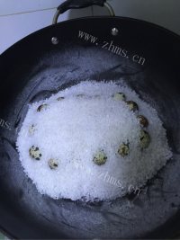 美味的盐焗鹌鹑蛋做法图解5)