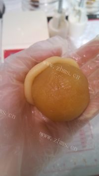 美味的蛋黄莲蓉广式月饼做法图解5)