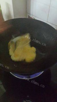 家常菜蒜薹炒鸡蛋做法图解4)