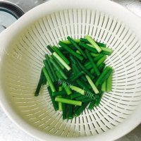 美味营养的蒜薹炒肉做法图解5)