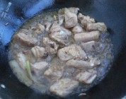美味的排骨炖豆角做法图解3)