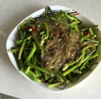 美味的蒜苔炒扁粉丝做法图解4)