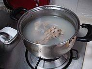 滋补的大骨莲藕汤做法图解5)