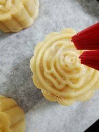 自制广式蛋黄莲蓉月饼做法图解10)