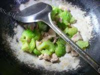 家常菜苦瓜炒五花肉做法图解10)