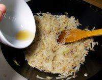 回味无穷的酸菜炒粉丝做法图解8)