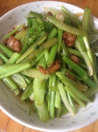 咸甜适中的芹菜炒肉做法图解5)