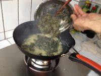 味道不错的香椿芽炒鸡蛋做法图解5)
