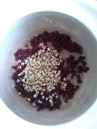 美味的红豆薏米粥做法图解3)