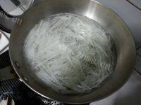 白萝卜丝牡蛎汤做法图解4)