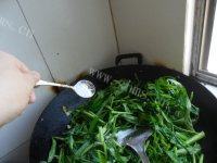 唇齿留香的素炒空心菜做法图解3)