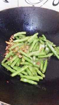 美味干煸四季豆做法图解5)