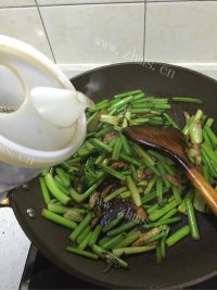 好吃家庭炒芹菜做法图解7)