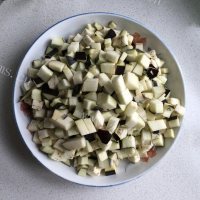色泽鲜亮的肉末茄子做法图解2)