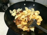 家常菜土豆片炒五花肉做法图解4)
