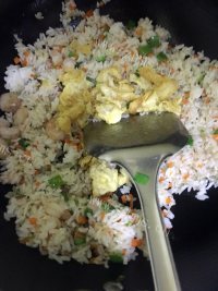五彩虾仁蛋炒饭做法图解11)