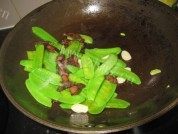 腊肉炒荷兰豆做法图解4)