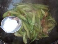家常菜肉片炒芹菜做法图解8)