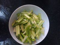 让人怀念的香干炒芹菜做法图解3)