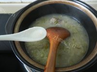美味的东北酸菜炖羊骨做法图解10)