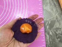 自制紫薯蛋黄酥做法图解10)