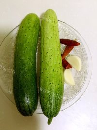美味的油爆小黄瓜做法图解1)