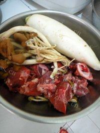 家常菜茶树菇骨头汤做法图解1)