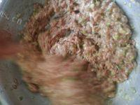 简易的猪肉芹菜水饺做法图解3)