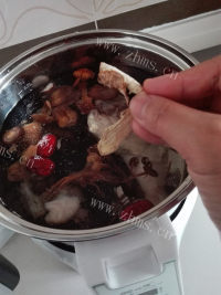滋补的菌菇鸡汤做法图解6)