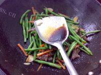 家常菜牛肉炒豆角做法图解6)