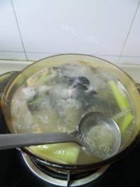 美味的滋补黑鱼汤做法图解7)