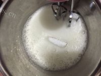 自制草莓奶油蛋糕卷做法图解6)