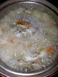 营养鲫鱼豆腐芫荽汤做法图解4)