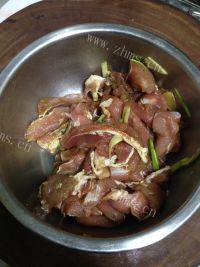妈妈做的蒸碗小酥肉做法图解3)