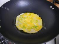 美味的葱香鸡蛋饼做法图解7)