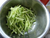 简单的黄瓜拌豆皮做法图解2)