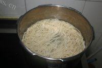 很有食欲的香菇炸酱面做法图解10)