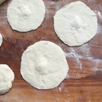 美味的油渣葱花烤包子做法图解6)