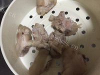 美味的猪蹄花生汤做法图解6)